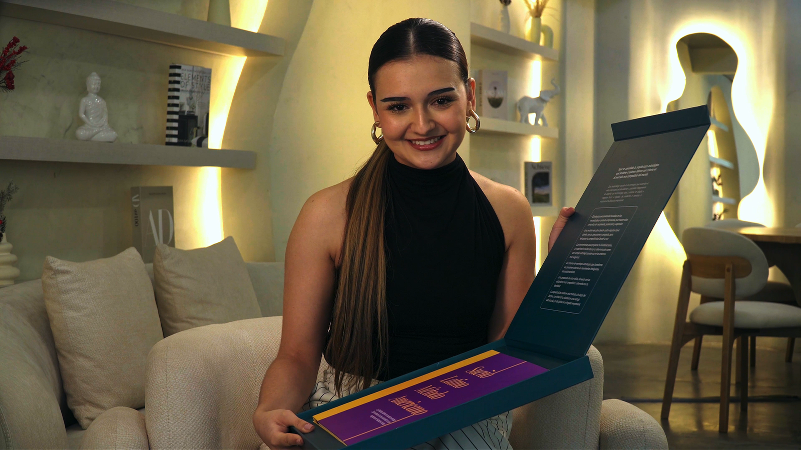 Emprendedora mostrando el libro Sueño Latino Método Americano
